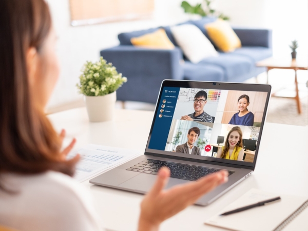 jeune femme en teletravail